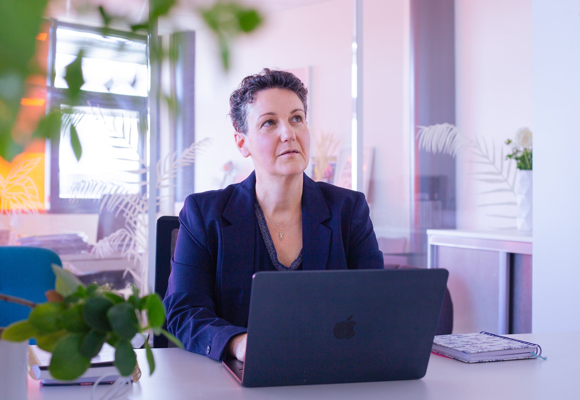 Marie-Laure Bourgeois, fondatrice de Plume Digitale, analyse un site internet sur son ordinateur portable