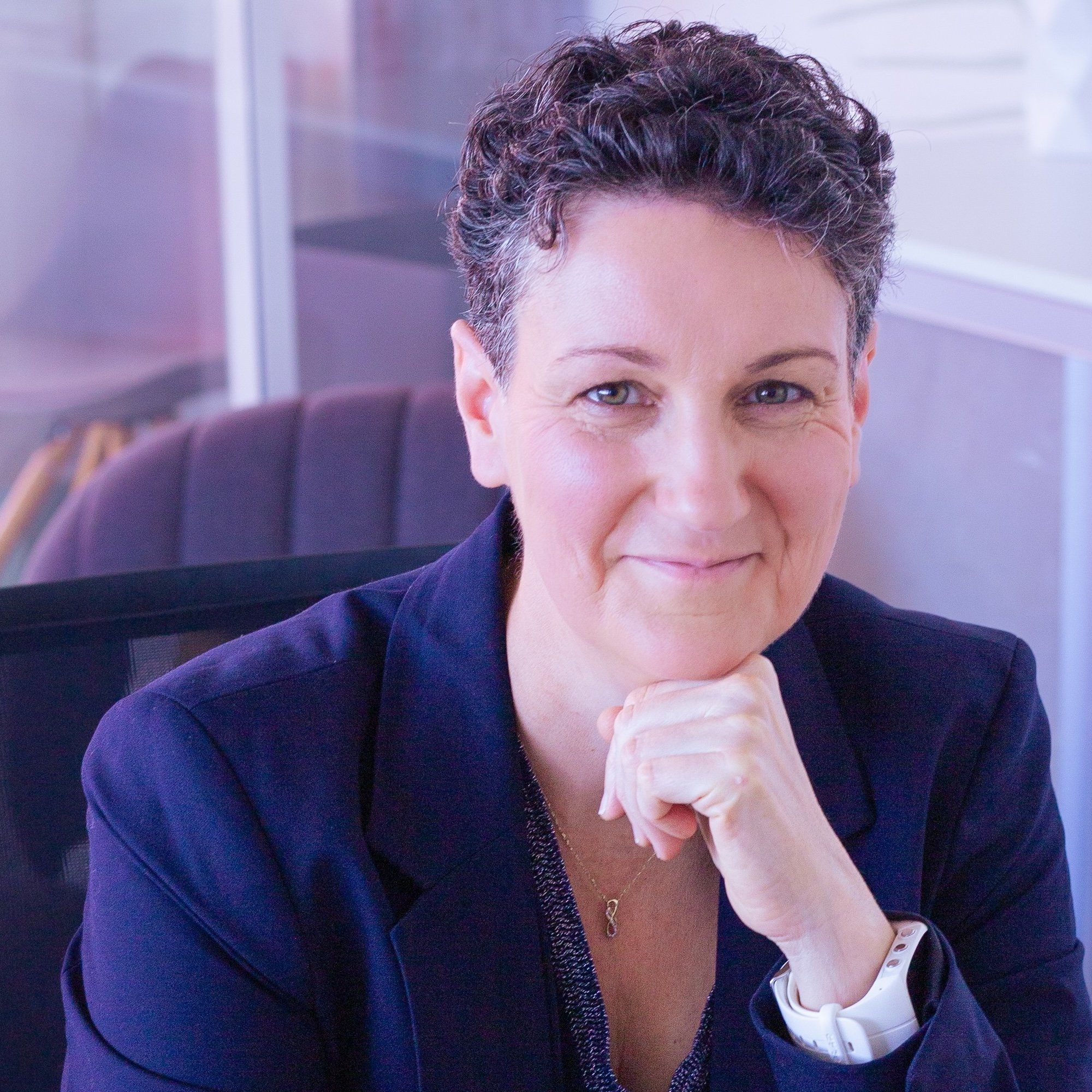 Portrait de Marie-Laure Bourgeois, fondatrice de Plume Digitale, le menton posé sur la main